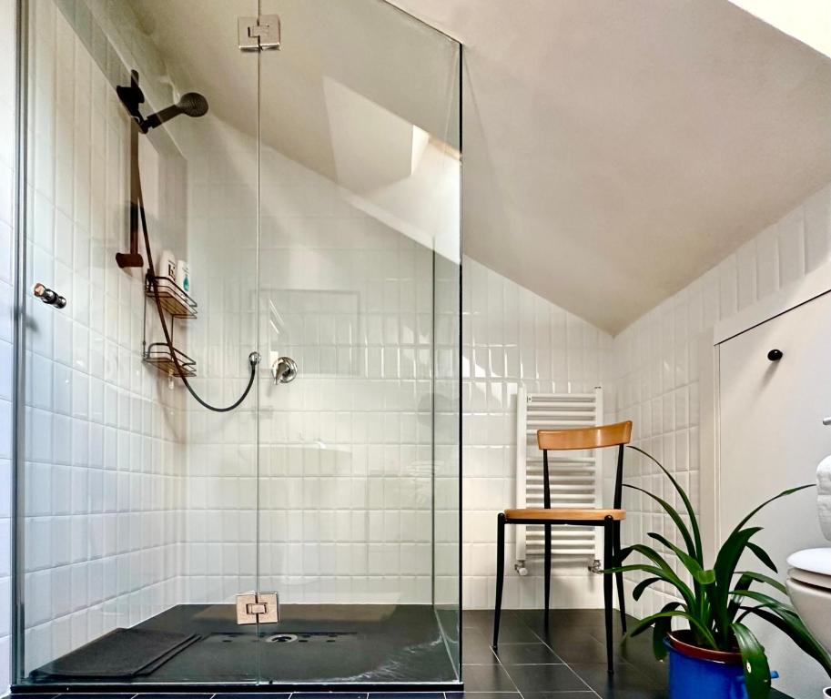 Casa di Ale — bagno con doccia in vetro, Domodossola