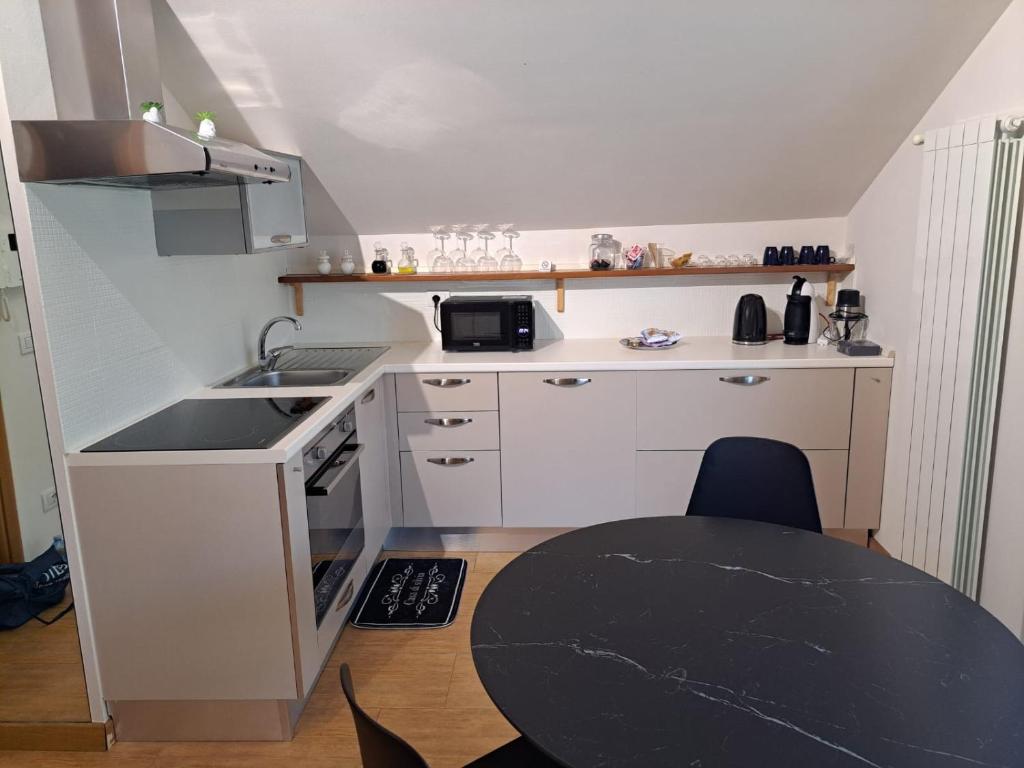 Casa di Silvia — cucina bianca, Domodossola