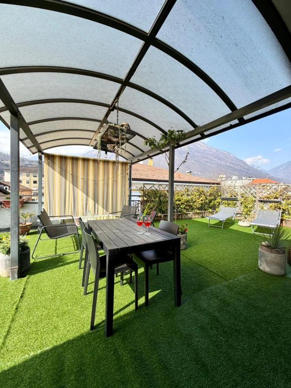 Casa di Ale — terrazza con tavolo e sedie, Domodossola